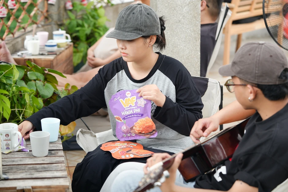 Cú bắt tay giữa VAF và DJ Mie: Khi món ăn vặt truyền thống hóa xu hướng Cú bắt tay giữa VAF và DJ Mie: Khi món ăn vặt truyền thống hóa xu hướng