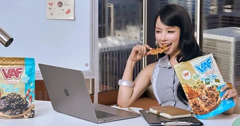Cú bắt tay giữa VAF và DJ Mie: Khi món ăn vặt truyền thống hóa xu hướng