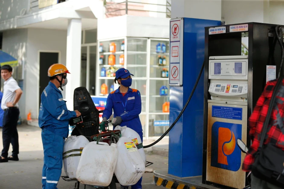 Đầu mối xăng dầu lãi lớn: Do điều hành giá có lợi cho doanh nghiệp? Đầu mối xăng dầu lãi lớn: Do điều hành giá có lợi cho doanh nghiệp?