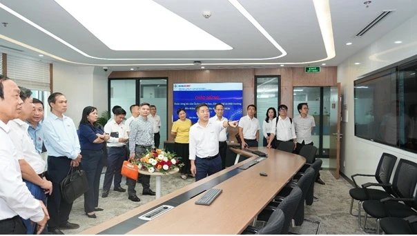 Đoàn khảo sát Quốc hội làm việc với EVNHCMC về phát triển lưới điện thông minh