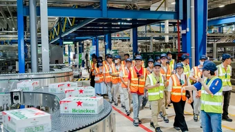 Đối tác tham quan nhà máy Heineken tại Đà Nẵng