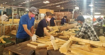 Đơn hàng tăng, doanh nghiệp nâng lương gấp đôi vẫn không tuyển đủ công nhân