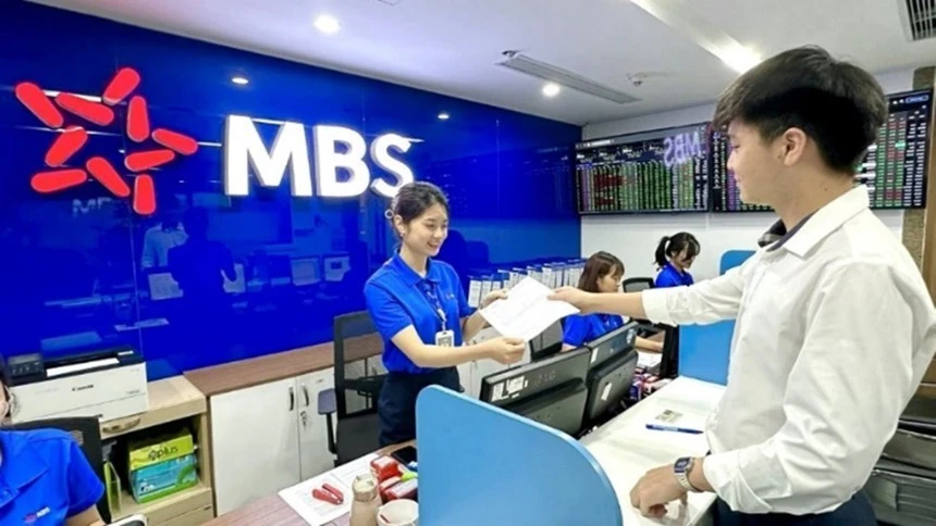 Đua nhau bán cổ phiếu trước thềm đại hội cổ đông Đua nhau bán cổ phiếu trước thềm đại hội cổ đông