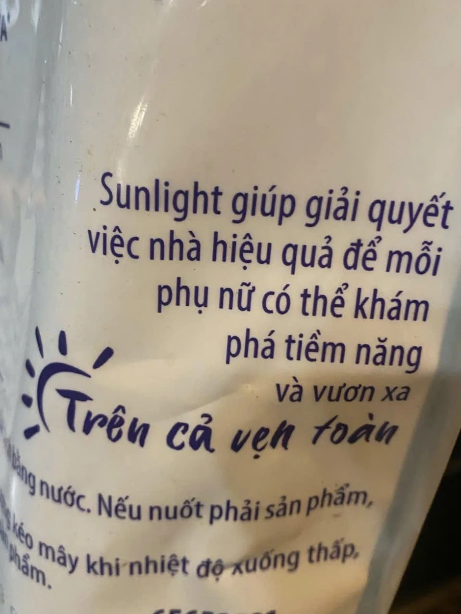 Dùng hình ảnh trẻ liếm đĩa để quảng cáo: Chuyên gia tâm lý, giáo dục lên tiếng Dùng hình ảnh trẻ liếm đĩa để quảng cáo: Chuyên gia tâm lý, giáo dục lên tiếng