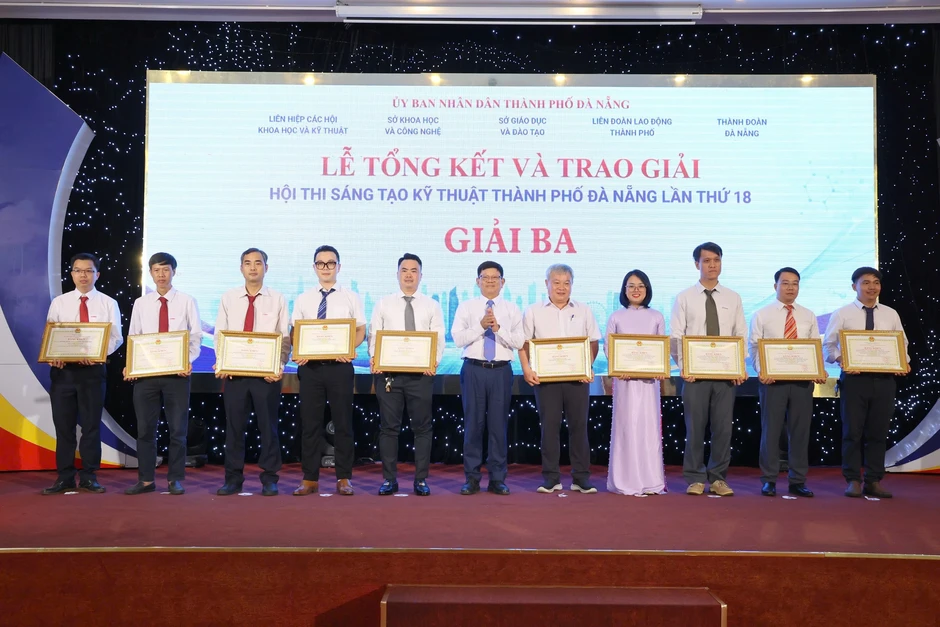 EVNCPC ghi dấu ấn với 13 giải thưởng tại Hội thi Sáng tạo kỹ thuật TP Đà Nẵng lần thứ 18 EVNCPC ghi dấu ấn với 13 giải thưởng tại Hội thi Sáng tạo kỹ thuật TP Đà Nẵng lần thứ 18