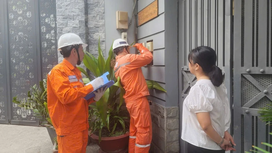 EVNHCMC khuyến cáo khách hàng sử dụng điện tiết kiệm trong cao điểm nắng nóng EVNHCMC khuyến cáo khách hàng sử dụng điện tiết kiệm trong cao điểm nắng nóng