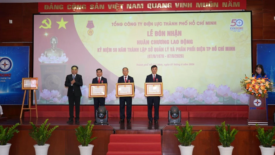 EVNHCMC kỷ niệm 50 năm thành lập và nhận Huân chương Lao động hạng Ba EVNHCMC kỷ niệm 50 năm thành lập và nhận Huân chương Lao động hạng Ba