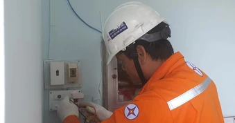 EVNHCMC triển khai dịch vụ lắp đặt, thay dây dẫn sau công tơ cho khách hàng