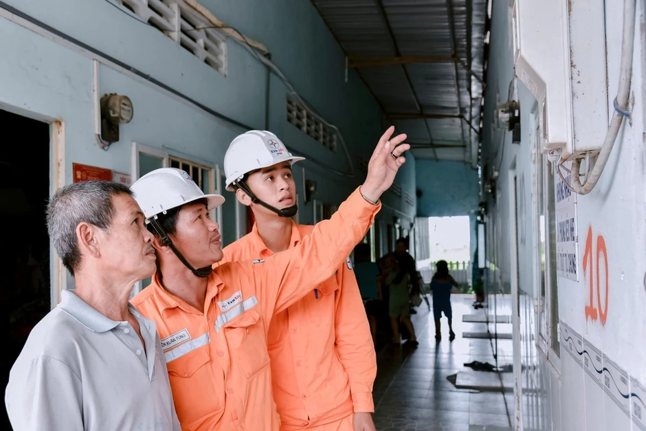 EVNSPC hướng dẫn người dân chủ động sử dụng điện an toàn EVNSPC hướng dẫn người dân chủ động sử dụng điện an toàn