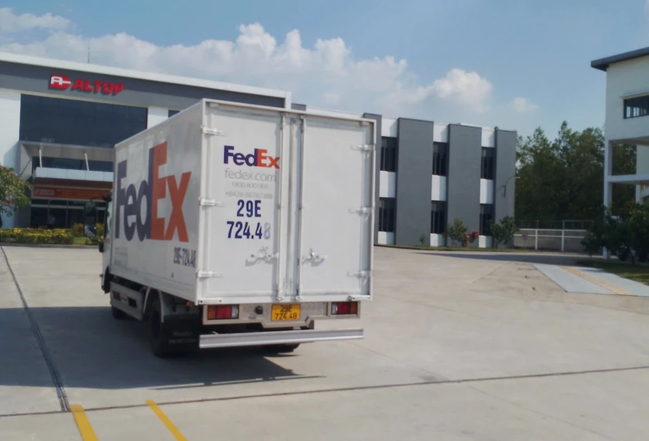 FedEx nói đã cải thiện, khách hàng khẳng định giao hàng chậm chạp FedEx nói đã cải thiện, khách hàng khẳng định giao hàng chậm chạp