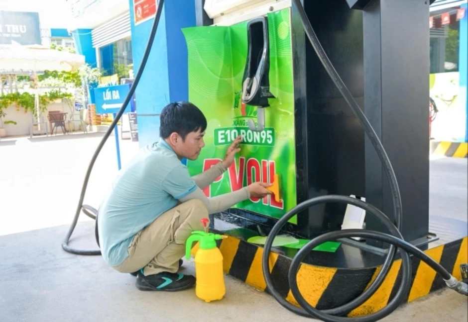 Gần 1.000 cửa hàng PVOIL sẵn sàng bán xăng E10