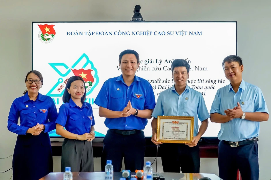 Gặp gỡ cha đẻ của biểu trưng Đại hội Đoàn toàn quốc lần thứ XIII Gặp gỡ cha đẻ của biểu trưng Đại hội Đoàn toàn quốc lần thứ XIII