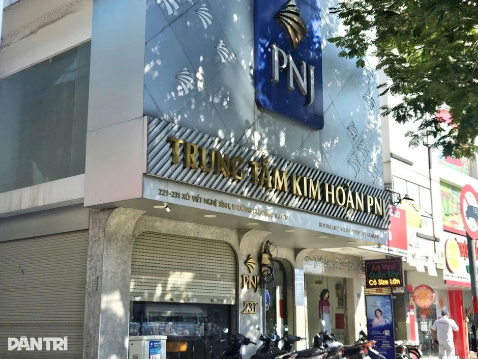 Hai con gái Chủ tịch PNJ bán 25 triệu cổ phiếu, thu hơn 900 tỷ đồng Hai con gái Chủ tịch PNJ bán 25 triệu cổ phiếu, thu hơn 900 tỷ đồng