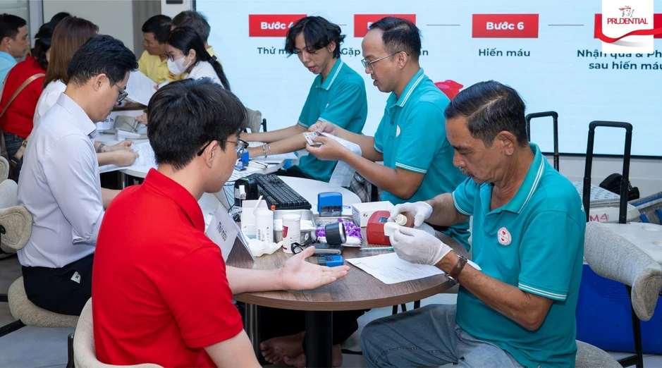 Hàng trăm nhân viên, tư vấn viên Prudential hiến máu hưởng ứng Lễ hội Xuân Hồng