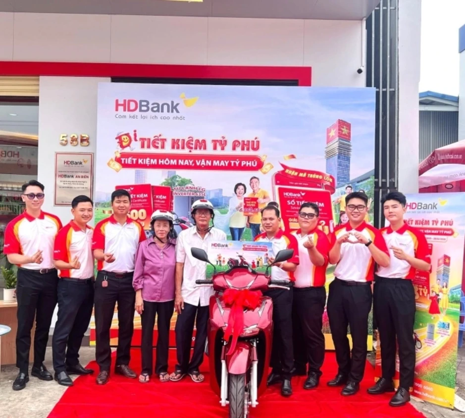 HDBank trao thưởng chương trình 'Tiết kiệm tỷ phú' HDBank trao thưởng chương trình 'Tiết kiệm tỷ phú'