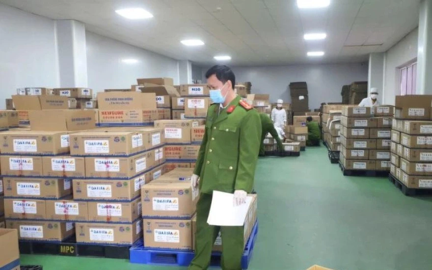 Hé lộ quy mô hệ sinh thái sản xuất 426 loại sữa giả cho bà bầu, người bệnh Hé lộ quy mô hệ sinh thái sản xuất 426 loại sữa giả cho bà bầu, người bệnh