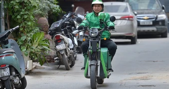 Hết 'gồng' nổi giá xăng, Grab thông báo tăng phụ phí