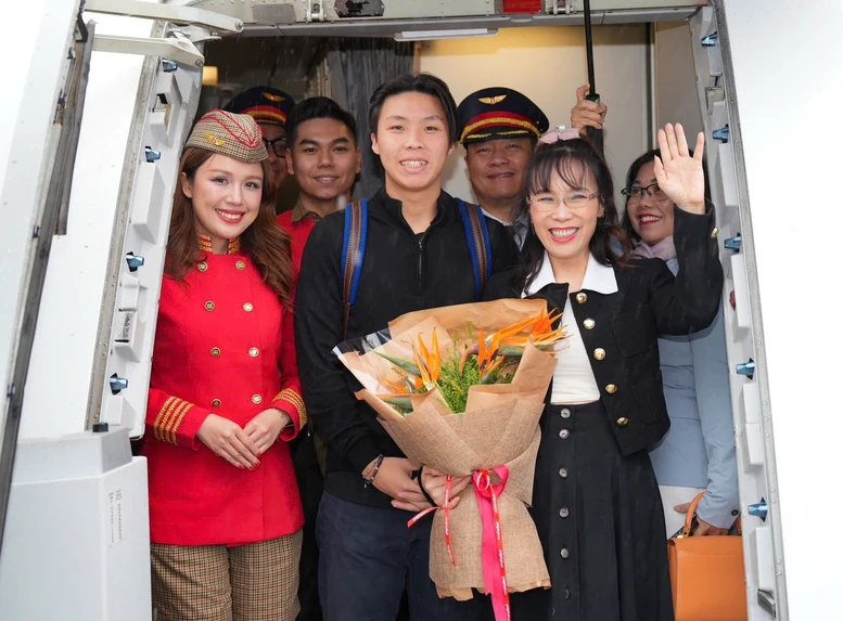 Hôm qua - 20/9, tỷ phú Nguyễn Thị Phương Thảo có mặt trên 1 chuyến bay đặc biệt Hôm qua - 20/9, tỷ phú Nguyễn Thị Phương Thảo có mặt trên 1 chuyến bay đặc biệt