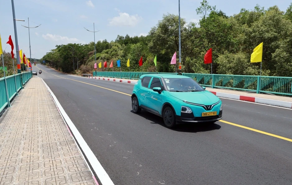 Khoảnh khắc đáng nhớ của xe điện VinFast ở TinVina Marathon Green Paradise 2026