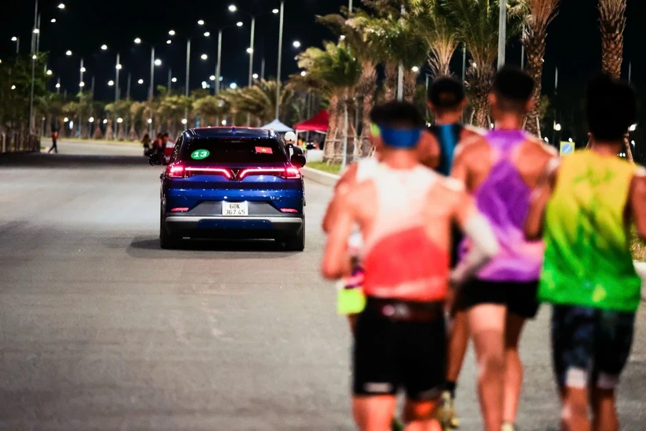 Khoảnh khắc đáng nhớ của xe điện VinFast ở TinVina Marathon Green Paradise 2026