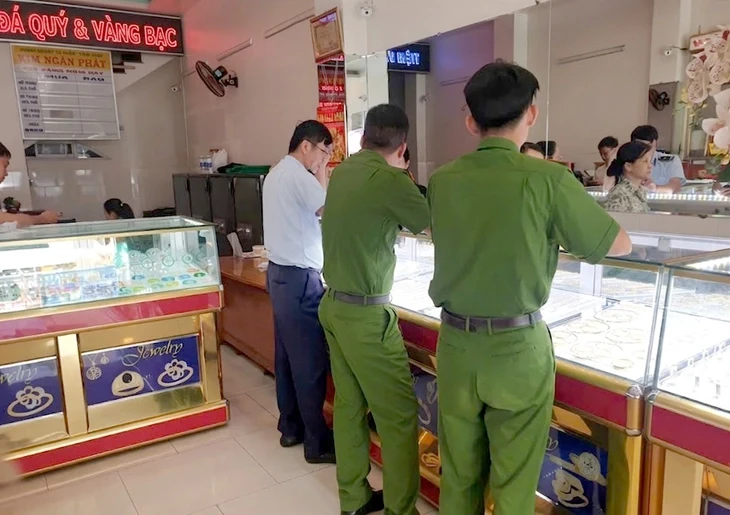 Kiểm tra hàng loạt tiệm vàng ở TP.HCM, nhiều cơ sở bị xử phạt, tịch thu tang vật vi phạm Kiểm tra hàng loạt tiệm vàng ở TP.HCM, nhiều cơ sở bị xử phạt, tịch thu tang vật vi phạm