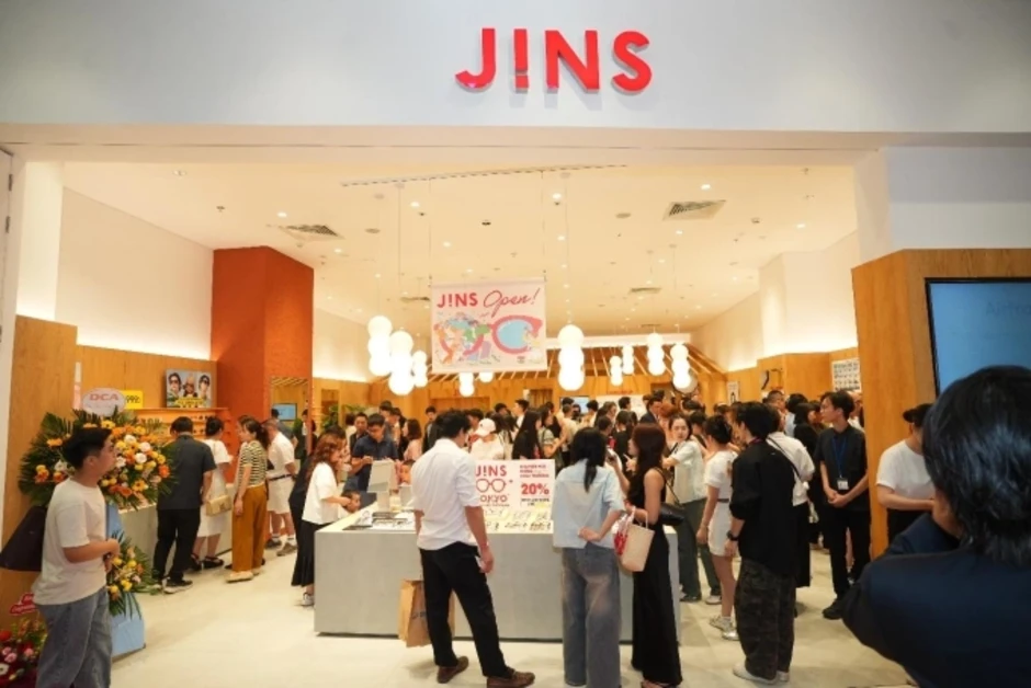 Mắt kính Jins ra mắt cửa hàng đầu tiên tại miền Bắc