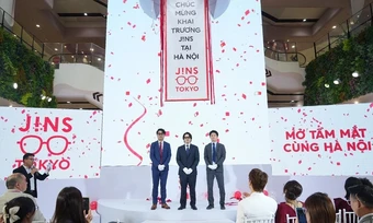 Mắt kính Jins ra mắt cửa hàng đầu tiên tại miền Bắc