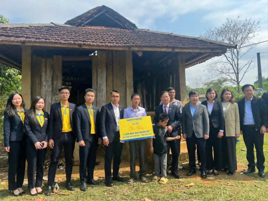 Nam A Bank trao tặng 10 tỷ đồng hưởng ứng Tháng Nhân đạo năm 2026 Nam A Bank trao tặng 10 tỷ đồng hưởng ứng Tháng Nhân đạo năm 2026