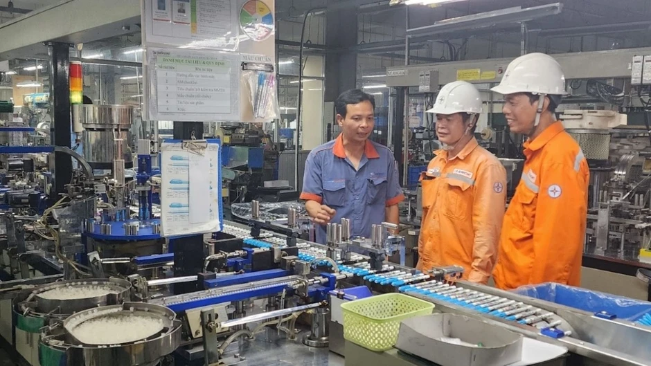 Nắng nóng kéo dài, tiêu thụ điện tại TP.HCM tiếp tục tăng cao Nắng nóng kéo dài, tiêu thụ điện tại TP.HCM tiếp tục tăng cao