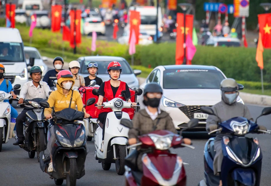 Nghỉ lễ dài ngày, nhiều người trẻ chọn gửi đồ trước để giảm tải hành lý