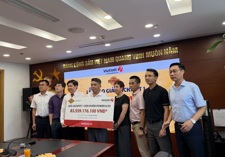 Người vừa trúng 84 tỉ Vietlott công khai lộ mặt Người vừa trúng 84 tỉ Vietlott công khai lộ mặt