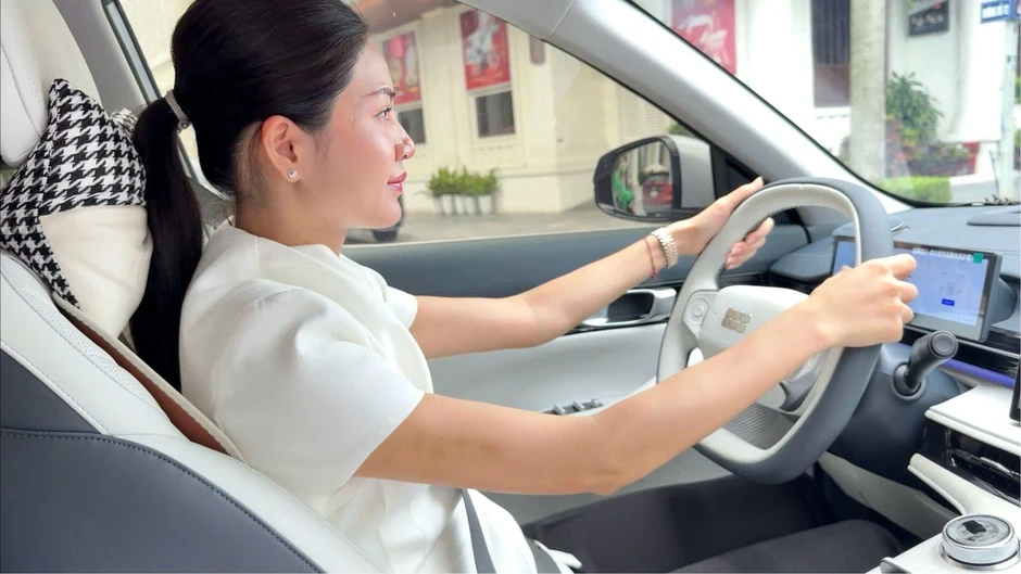 Nữ chủ xe Geely EX5 tiết kiệm nhờ trạm sạc tại nhà và điện mặt trời Nữ chủ xe Geely EX5 tiết kiệm nhờ trạm sạc tại nhà và điện mặt trời