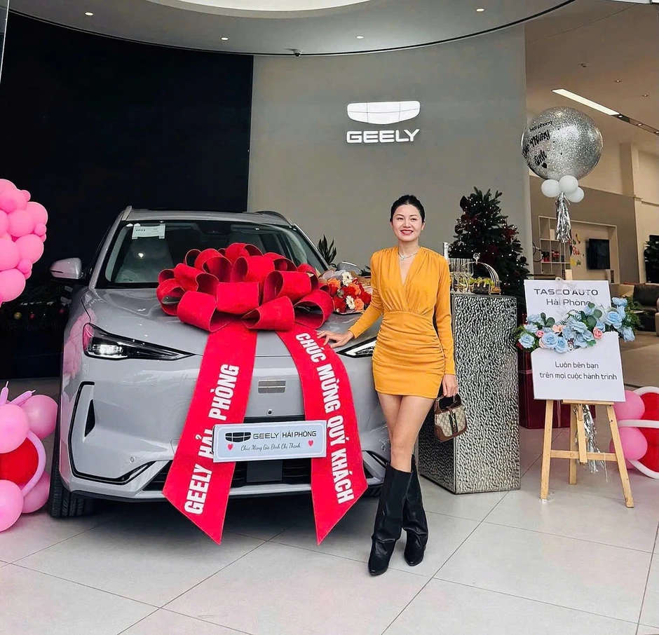 Nữ chủ xe Geely EX5 tiết kiệm nhờ trạm sạc tại nhà và điện mặt trời Nữ chủ xe Geely EX5 tiết kiệm nhờ trạm sạc tại nhà và điện mặt trời