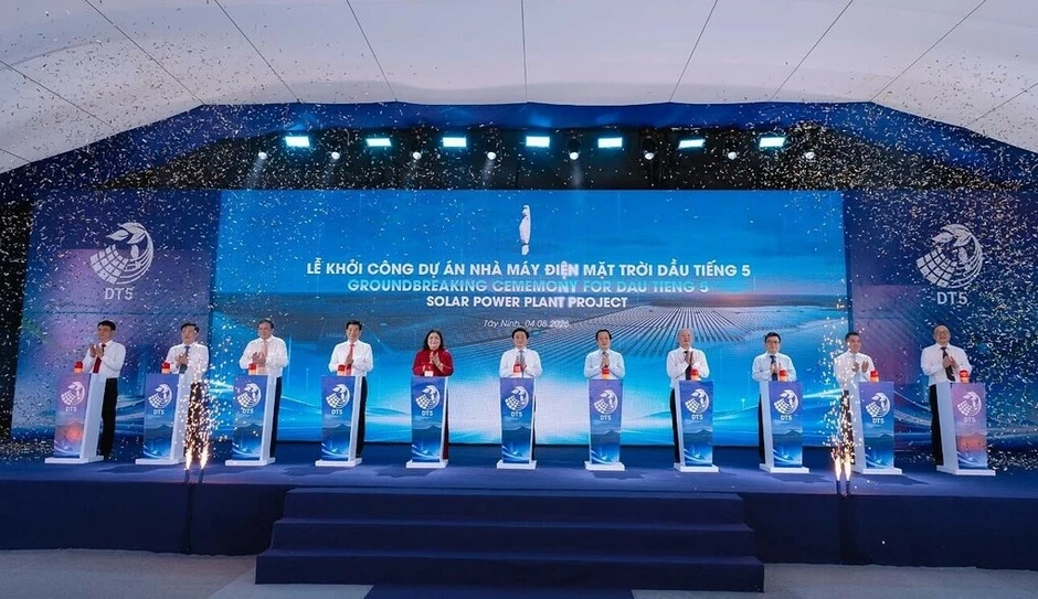 Tây Ninh khởi công nhà máy điện mặt trời hơn 7.700 tỷ đồng Tây Ninh khởi công nhà máy điện mặt trời hơn 7.700 tỷ đồng
