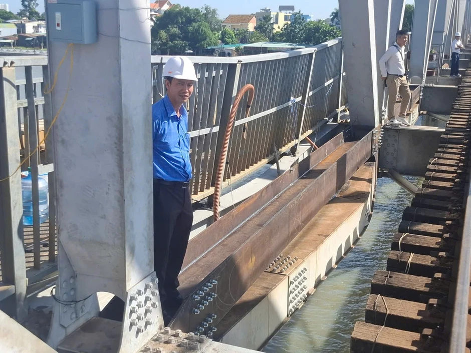 Thông tàu Bắc - Nam qua cầu Ghềnh sau 5 ngày tê liệt Thông tàu Bắc - Nam qua cầu Ghềnh sau 5 ngày tê liệt
