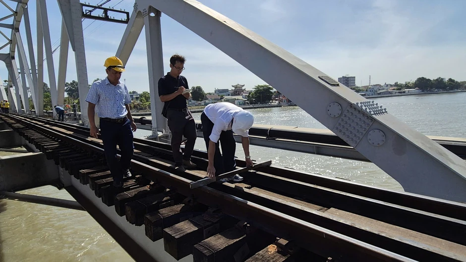 Thông tàu Bắc - Nam qua cầu Ghềnh sau 5 ngày tê liệt Thông tàu Bắc - Nam qua cầu Ghềnh sau 5 ngày tê liệt