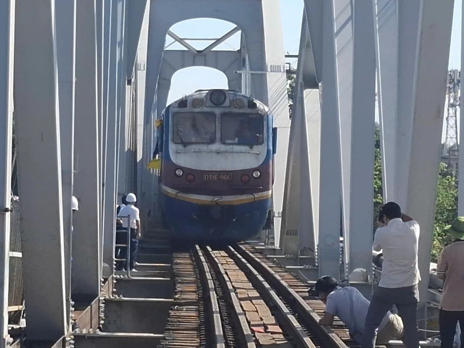 Thông tàu Bắc - Nam qua cầu Ghềnh sau 5 ngày tê liệt Thông tàu Bắc - Nam qua cầu Ghềnh sau 5 ngày tê liệt