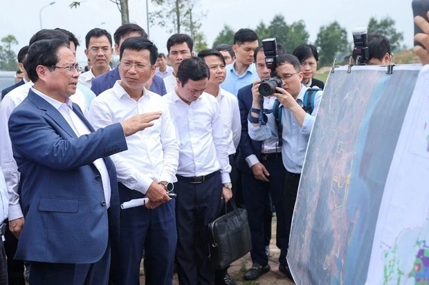 Thủ tướng khảo sát địa điểm xây kho dự trữ xăng dầu chiến lược Thủ tướng khảo sát địa điểm xây kho dự trữ xăng dầu chiến lược