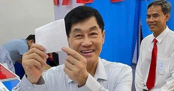 Tỷ phú Johnathan Hạnh Nguyễn: “Tôi từng cầm hộ chiếu nhiều quốc gia, nhưng chỉ lá phiếu bầu cử ở Việt Nam mới khiến tay tôi run…”