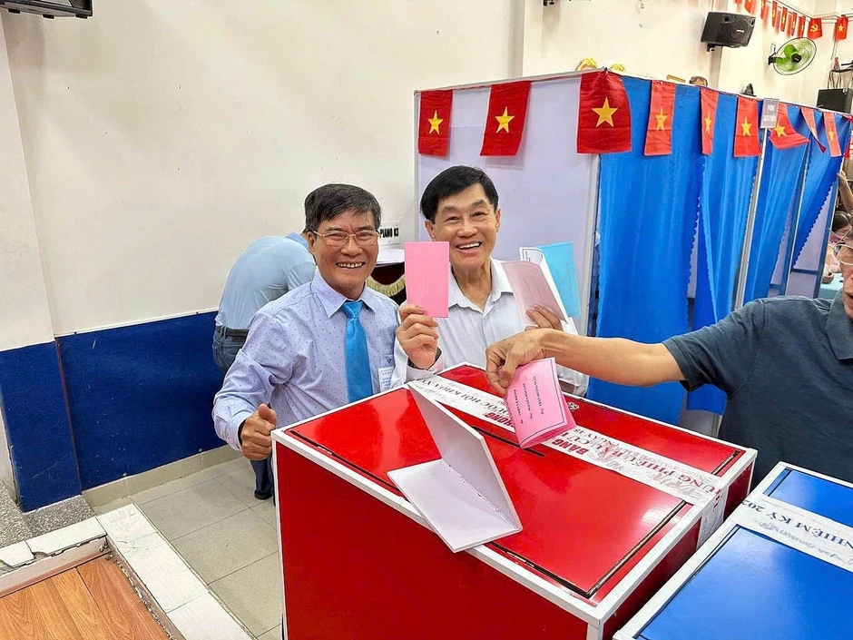 Tỷ phú Johnathan Hạnh Nguyễn: “Tôi từng cầm hộ chiếu nhiều quốc gia, nhưng chỉ lá phiếu bầu cử ở Việt Nam mới khiến tay tôi run…” Tỷ phú Johnathan Hạnh Nguyễn: “Tôi từng cầm hộ chiếu nhiều quốc gia, nhưng chỉ lá phiếu bầu cử ở Việt Nam mới khiến tay tôi run…”
