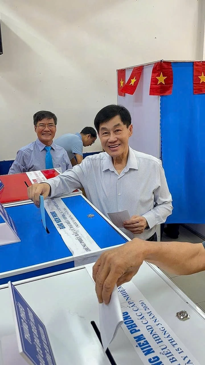 Tỷ phú Johnathan Hạnh Nguyễn: “Tôi từng cầm hộ chiếu nhiều quốc gia, nhưng chỉ lá phiếu bầu cử ở Việt Nam mới khiến tay tôi run…” Tỷ phú Johnathan Hạnh Nguyễn: “Tôi từng cầm hộ chiếu nhiều quốc gia, nhưng chỉ lá phiếu bầu cử ở Việt Nam mới khiến tay tôi run…”