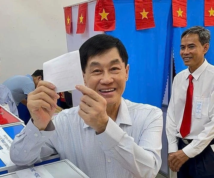 Tỷ phú Johnathan Hạnh Nguyễn: “Tôi từng cầm hộ chiếu nhiều quốc gia, nhưng chỉ lá phiếu bầu cử ở Việt Nam mới khiến tay tôi run…” Tỷ phú Johnathan Hạnh Nguyễn: “Tôi từng cầm hộ chiếu nhiều quốc gia, nhưng chỉ lá phiếu bầu cử ở Việt Nam mới khiến tay tôi run…”