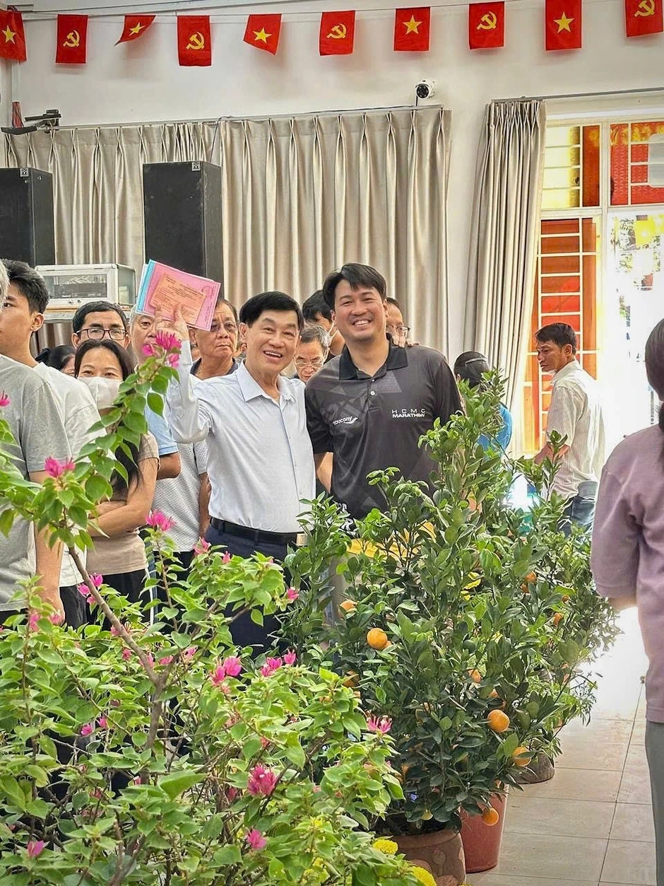 Tỷ phú Johnathan Hạnh Nguyễn: “Tôi từng cầm hộ chiếu nhiều quốc gia, nhưng chỉ lá phiếu bầu cử ở Việt Nam mới khiến tay tôi run…” Tỷ phú Johnathan Hạnh Nguyễn: “Tôi từng cầm hộ chiếu nhiều quốc gia, nhưng chỉ lá phiếu bầu cử ở Việt Nam mới khiến tay tôi run…”