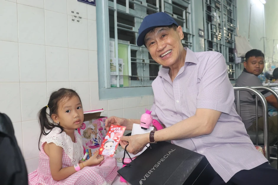 Tỷ phú Johnathan Hạnh Nguyễn và hành trình sẻ chia tại bệnh viện Nhi đồng 2