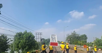 Vận tải đường sắt thiệt hại nặng nề do sà lan đâm cầu Ghềnh