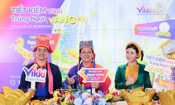 Vikki trao thưởng 10 lượng vàng cho khách gửi tiết kiệm