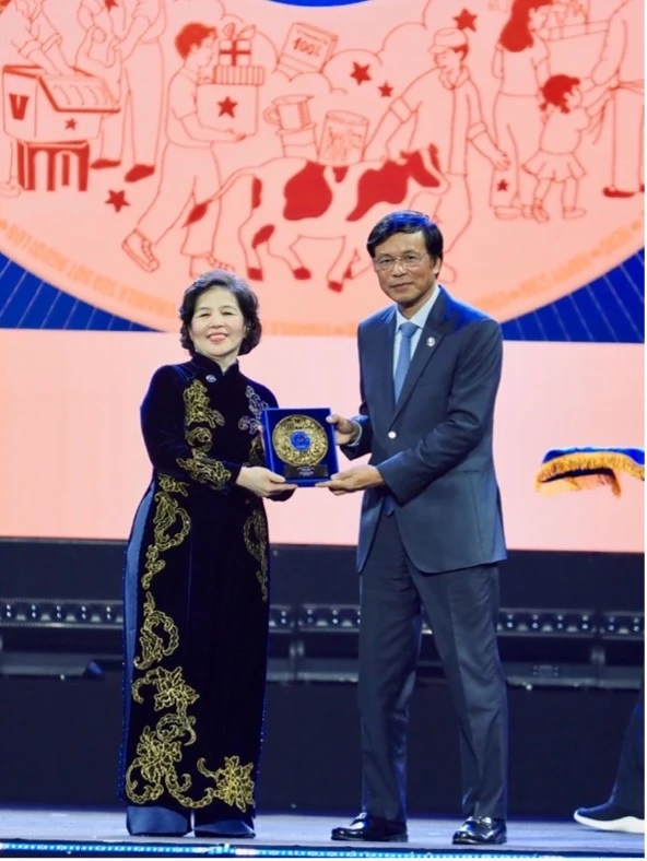Vinamilk đón nhận huân chương Độc lập hạng nhất tại dấu mốc 50 năm Vinamilk đón nhận huân chương Độc lập hạng nhất tại dấu mốc 50 năm