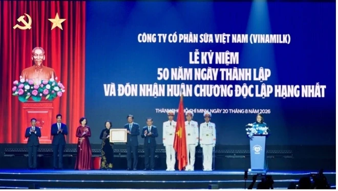 Vinamilk đón nhận huân chương Độc lập hạng nhất tại dấu mốc 50 năm Vinamilk đón nhận huân chương Độc lập hạng nhất tại dấu mốc 50 năm
