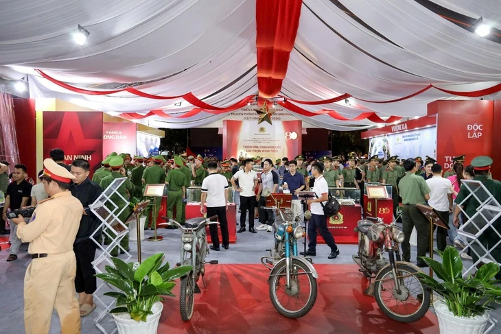 Vinamilk mang đến những trạm tiếp năng lượng giữa Gala 'Tổ quốc bình yên' Vinamilk mang đến những trạm tiếp năng lượng giữa Gala 'Tổ quốc bình yên'