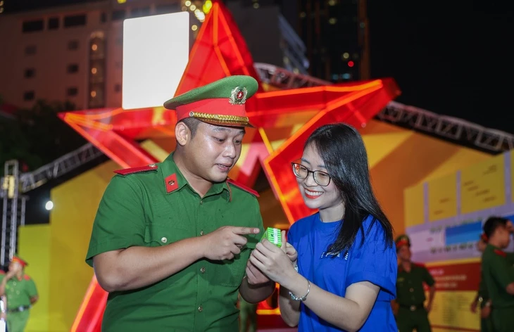 Vinamilk mang đến những trạm tiếp năng lượng giữa Gala 'Tổ quốc bình yên' Vinamilk mang đến những trạm tiếp năng lượng giữa Gala 'Tổ quốc bình yên'